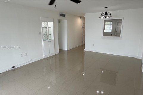 Condo in North Miami Beach, Florida, 2 bedrooms № 2081181 - photo 15