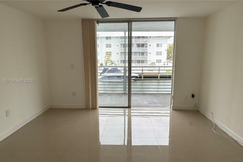 Condo in North Miami Beach, Florida, 2 bedrooms № 2081181 - photo 13