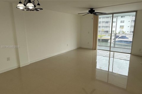 Condo in North Miami Beach, Florida, 2 bedrooms № 2081181 - photo 12
