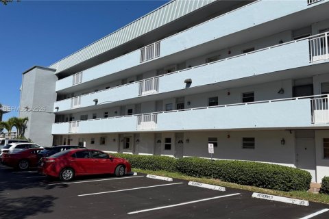 Condo in North Miami Beach, Florida, 2 bedrooms № 2081181 - photo 2