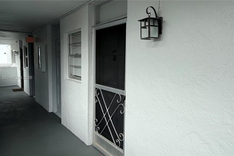 Condo in North Miami Beach, Florida, 2 bedrooms № 2081181 - photo 4