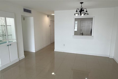 Condo in North Miami Beach, Florida, 2 bedrooms № 2081181 - photo 23