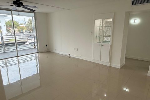 Condo in North Miami Beach, Florida, 2 bedrooms № 2081181 - photo 14