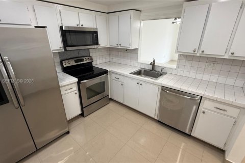 Condo in North Miami Beach, Florida, 2 bedrooms № 2081181 - photo 8