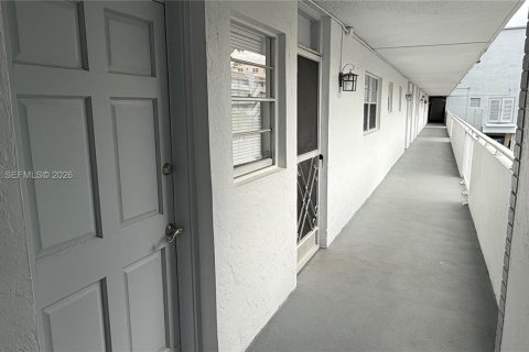 Condo in North Miami Beach, Florida, 2 bedrooms № 2081181 - photo 3