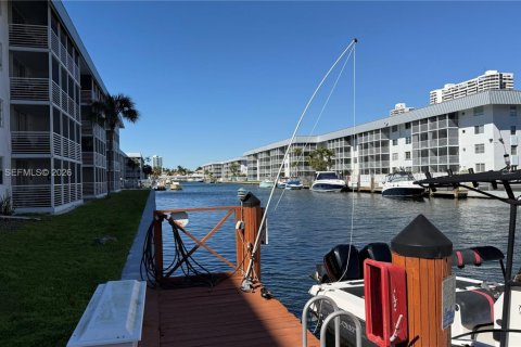 Condo in North Miami Beach, Florida, 2 bedrooms  № 2081181