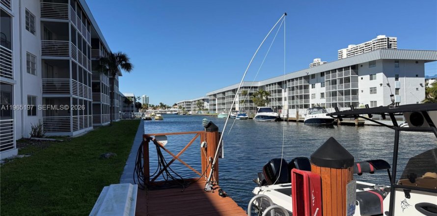 Condo in North Miami Beach, Florida, 2 bedrooms № 2081181