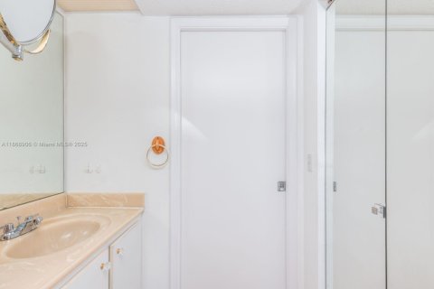 Купить кондоминиум в Пемброк-Пайнс, Флорида 2 спальни, 110.83м2, № 1897916 - фото 18