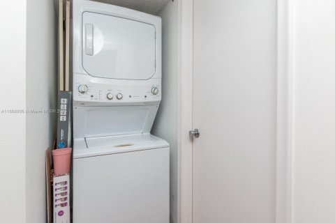 Купить кондоминиум в Пемброк-Пайнс, Флорида 2 спальни, 110.83м2, № 1897916 - фото 22