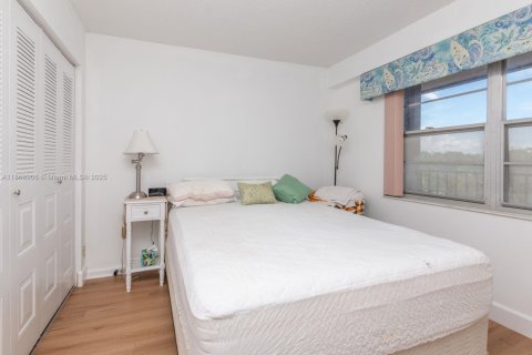 Купить кондоминиум в Пемброк-Пайнс, Флорида 2 спальни, 110.83м2, № 1897916 - фото 10