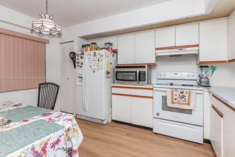 Купить кондоминиум в Пемброк-Пайнс, Флорида 2 спальни, 110.83м2, № 1897916 - фото 8