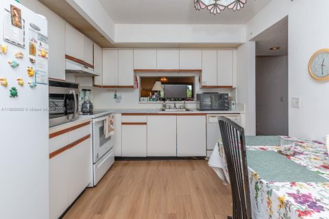 Купить кондоминиум в Пемброк-Пайнс, Флорида 2 спальни, 110.83м2, № 1897916 - фото 9