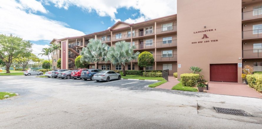 Кондоминиум с 2 спальнями в Пемброк-Пайнс, Флорида № 1897916