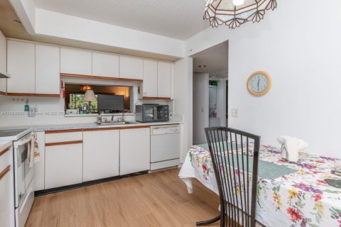 Купить кондоминиум в Пемброк-Пайнс, Флорида 2 спальни, 110.83м2, № 1897916 - фото 7