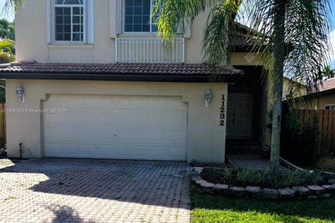 House in Doral, Florida 4 bedrooms, 200.11 sq.m. № 1956960 - photo 1