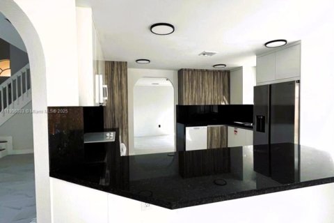 House in Doral, Florida 4 bedrooms, 200.11 sq.m. № 1956960 - photo 8