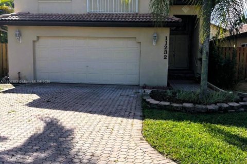 House in Doral, Florida 4 bedrooms, 200.11 sq.m. № 1956960 - photo 2