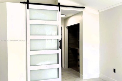 House in Doral, Florida 4 bedrooms, 200.11 sq.m. № 1956960 - photo 14