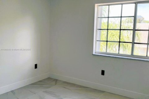 House in Doral, Florida 4 bedrooms, 200.11 sq.m. № 1956960 - photo 10