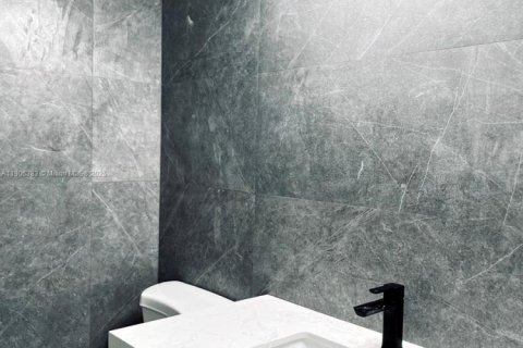 House in Doral, Florida 4 bedrooms, 200.11 sq.m. № 1956960 - photo 15