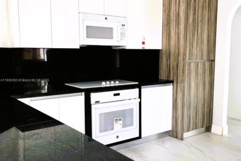 House in Doral, Florida 4 bedrooms, 200.11 sq.m. № 1956960 - photo 7