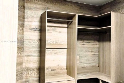 House in Doral, Florida 4 bedrooms, 200.11 sq.m. № 1956960 - photo 13