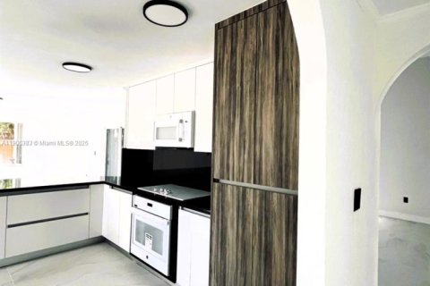 House in Doral, Florida 4 bedrooms, 200.11 sq.m. № 1956960 - photo 9