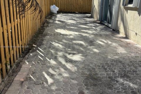 House in Doral, Florida 4 bedrooms, 200.11 sq.m. № 1956960 - photo 16