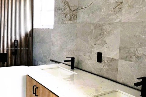 House in Doral, Florida 4 bedrooms, 200.11 sq.m. № 1956960 - photo 12