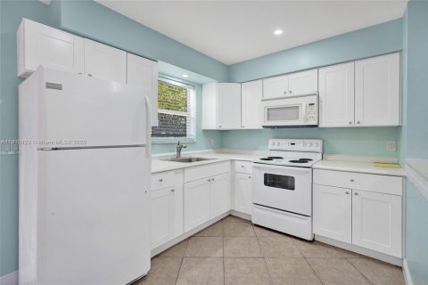 Villa ou maison à louer à Fort Lauderdale, Floride: 1 chambre, 193.89 m2 № 1966851 - photo 11