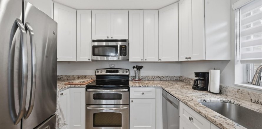 Condo in Atlantis, Florida, 2 bedrooms  № 2146745