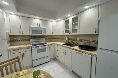 Condominio en alquiler en Sunny Isles Beach, Florida, 1 dormitorio, 70.79 m2 № 2009867 - foto 9