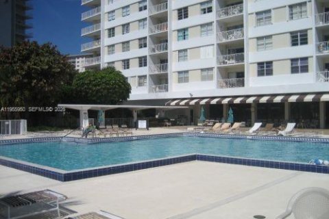 Condominio en alquiler en Sunny Isles Beach, Florida, 1 dormitorio, 70.79 m2 № 2009867 - foto 13