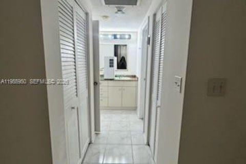 Condominio en alquiler en Sunny Isles Beach, Florida, 1 dormitorio, 70.79 m2 № 2009867 - foto 10