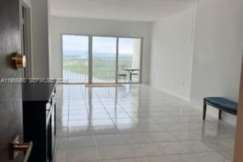Condominio en alquiler en Sunny Isles Beach, Florida, 1 dormitorio, 70.79 m2 № 2009867 - foto 3