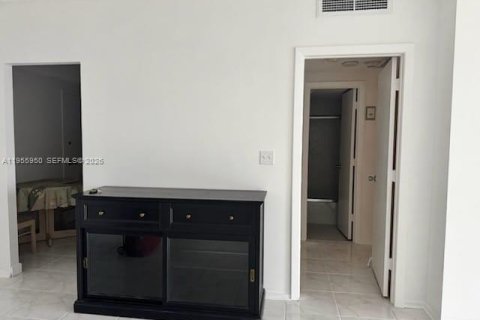 Condominio en alquiler en Sunny Isles Beach, Florida, 1 dormitorio, 70.79 m2 № 2009867 - foto 12