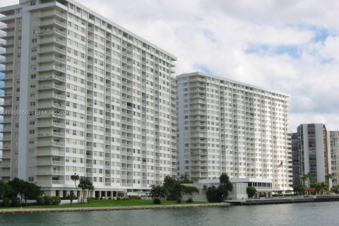 Condominio en Sunny Isles Beach, Florida, 1 dormitorio  № 2009867