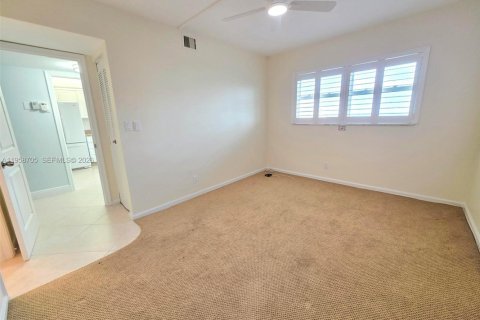 Condo in Highland Beach, Florida, 2 bedrooms  № 2027103 - photo 27