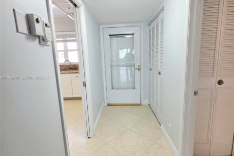 Condo in Highland Beach, Florida, 2 bedrooms  № 2027103 - photo 23