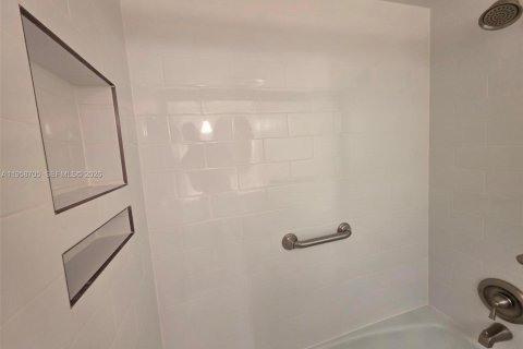 Condo in Highland Beach, Florida, 2 bedrooms  № 2027103 - photo 30