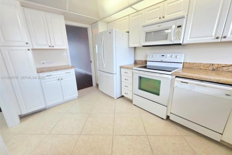 Condo in Highland Beach, Florida, 2 bedrooms  № 2027103 - photo 19