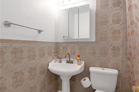 Townhouse in Miami Gardens, Florida 3 bedrooms, 130.99 sq.m. № 1990815 - photo 9