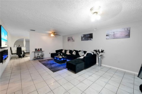 Townhouse in Miami Gardens, Florida 3 bedrooms, 130.99 sq.m. № 1990815 - photo 1