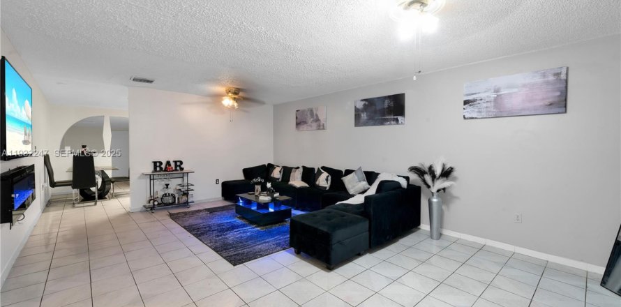 Townhouse in Miami Gardens, Florida 3 bedrooms, 130.99 sq.m. № 1990815