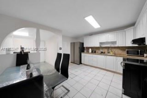 Townhouse in Miami Gardens, Florida 3 bedrooms, 130.99 sq.m. № 1990815 - photo 4