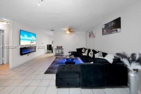 Townhouse in Miami Gardens, Florida 3 bedrooms, 130.99 sq.m. № 1990815 - photo 2