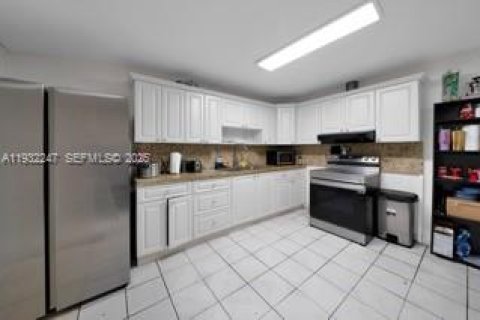 Townhouse in Miami Gardens, Florida 3 bedrooms, 130.99 sq.m. № 1990815 - photo 6
