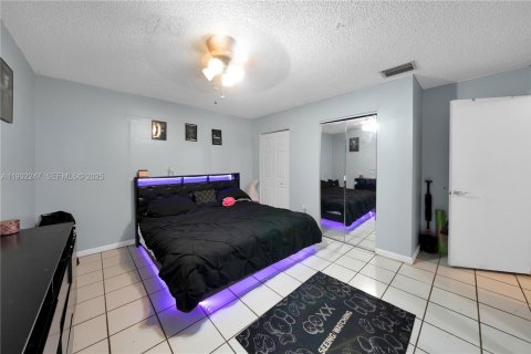 Townhouse in Miami Gardens, Florida 3 bedrooms, 130.99 sq.m. № 1990815 - photo 13
