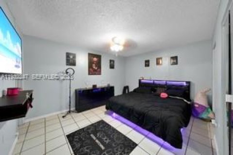 Townhouse in Miami Gardens, Florida 3 bedrooms, 130.99 sq.m. № 1990815 - photo 11