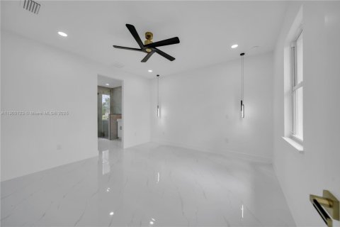 House in Lehigh Acres, Florida 3 bedrooms, 130.62 sq.m. № 1952661 - photo 24